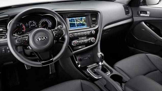 O interior tem novas opções de acabamento, volante esportivo e um novo modo de direção que pode privilegiar a economia de combustível | <a href="https://quatrorodas.abril.com.br/saloes/frankfurt/2013/kia-optima-europeu-753577.shtml" rel="migration">Leia mais</a> O interior tem novas opções de acabamento, volante esportivo e um novo modo de direção que pode privilegiar a economia de combustível | <a href="https://quatrorodas.abril.com.br/saloes/frankfurt/2013/kia-optima-europeu-753577.shtml" rel="migration">Leia mais</a>