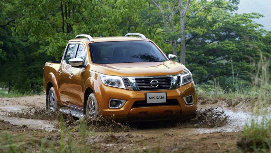 Assim como sua antecessora, ela não reclama de encarar a vida na lama, graças à tração 4x4 acionada eletronicamente | <a href="https://quatrorodas.abril.com.br/noticias/fabricantes/nissan-revela-nova-frontier-785788.shtml" rel="migration">Leia mais</a>