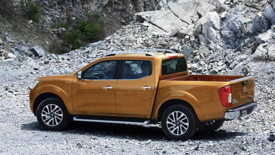 Com espaço para cinco pessoas e carga, a versão cabine dupla deve ser a única oferecida no Brasil | <a href="https://quatrorodas.abril.com.br/noticias/fabricantes/nissan-revela-nova-frontier-785788.shtml" rel="migration">Leia mais</a>