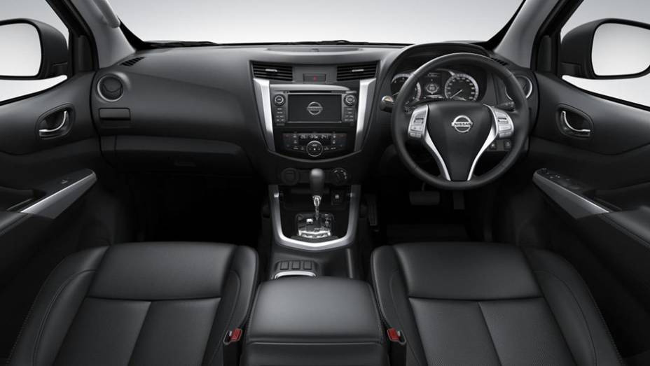 Completamente renovado, o interior lembra o de um sedã de luxo, com bancos em couro e ar-condicionado digital | <a href="https://quatrorodas.abril.com.br/noticias/fabricantes/nissan-revela-nova-frontier-785788.shtml" rel="migration">Leia mais</a>