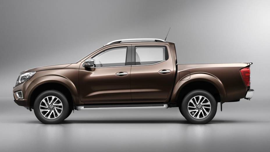 A lateral ganhou mais vincos e detalhes cromados nas versões mais caras | <a href="https://quatrorodas.abril.com.br/noticias/fabricantes/nissan-revela-nova-frontier-785788.shtml" rel="migration">Leia mais</a>