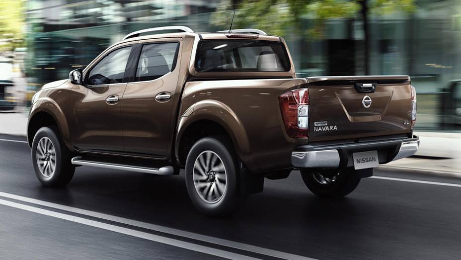 A traseira incorpora um pequeno aerofólio acima da maçaneta da tampa | <a href="https://quatrorodas.abril.com.br/noticias/fabricantes/nissan-revela-nova-frontier-785788.shtml" rel="migration">Leia mais</a>