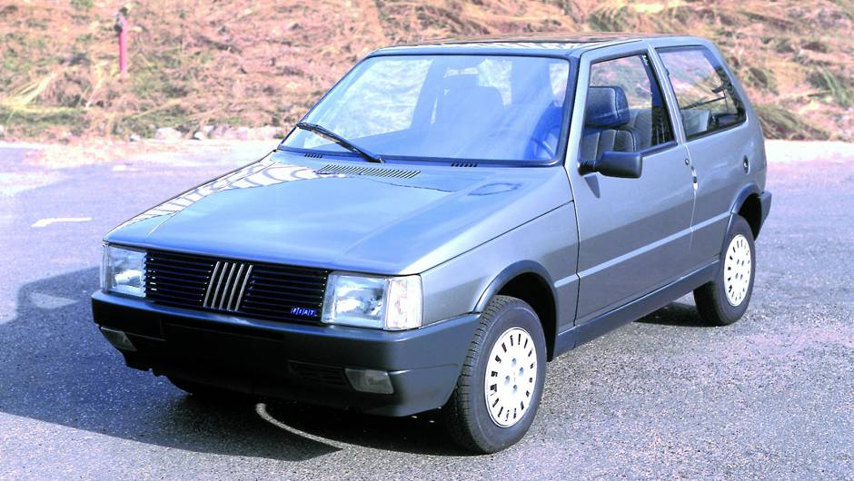 1984 - Dezoito meses ap&oacute;s ser lan&ccedil;ado na It&aacute;lia, o substituto do 147 chega ao Brasil com motores 1.0 e 1.3. Dispon&iacute;vel apenas com carroceria de tr&ecirc;s portas, vem nas vers&otilde;es S e CS