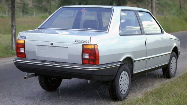 1985 - Primeira derivação de carroceria do Uno, o Prêmio é exclusividade nacional para aposentar o Oggi. Além do amplo porta-malas de 444 litros, o sedã de duas portas estreia o motor 1.5