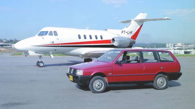 1986 - Inicialmente apenas na versão três portas, a perua Elba vem substituir a Panorama. Com tampa traseira que ergue a parte central do parachoque, leva até 1749 litros de bagagem