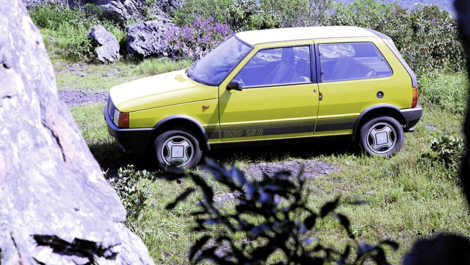 1987 - Com faixas laterais e tampa do porta-malas negra com aerofólio, o Uno 1.5R traz rodas de liga, amortecedores pressurizados e o motor do Prêmio de 71 cv trabalhado para render 85 cv