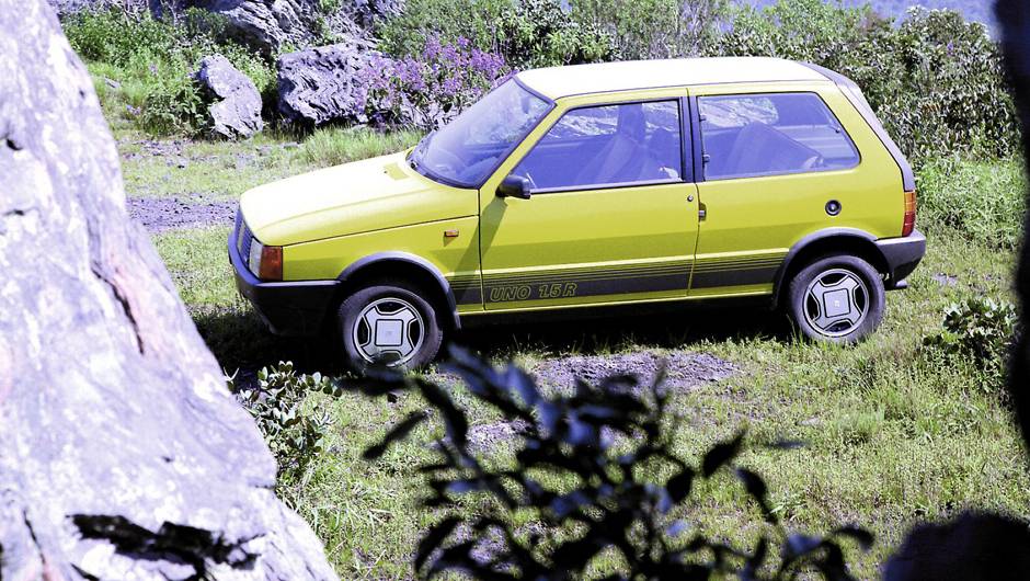 1987 - Com faixas laterais e tampa do porta-malas negra com aerof&oacute;lio, o Uno 1.5R traz rodas de liga, amortecedores pressurizados e o motor do Pr&ecirc;mio de 71 cv trabalhado para render 85 cv