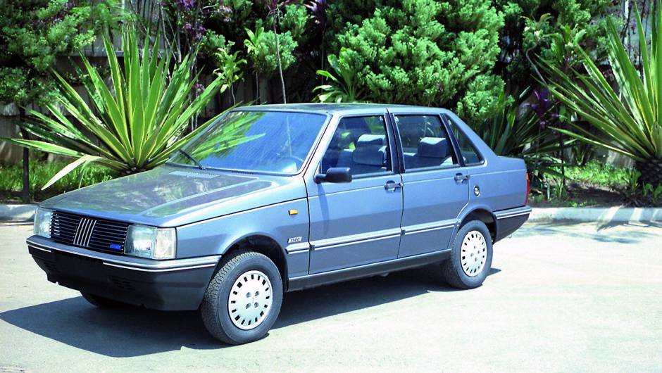 1987 - O Pr&ecirc;mio ganha vers&atilde;o CSL de quatro portas, base para a vers&atilde;o que seria exportada para a matriz italiana, rebatizada de Duna