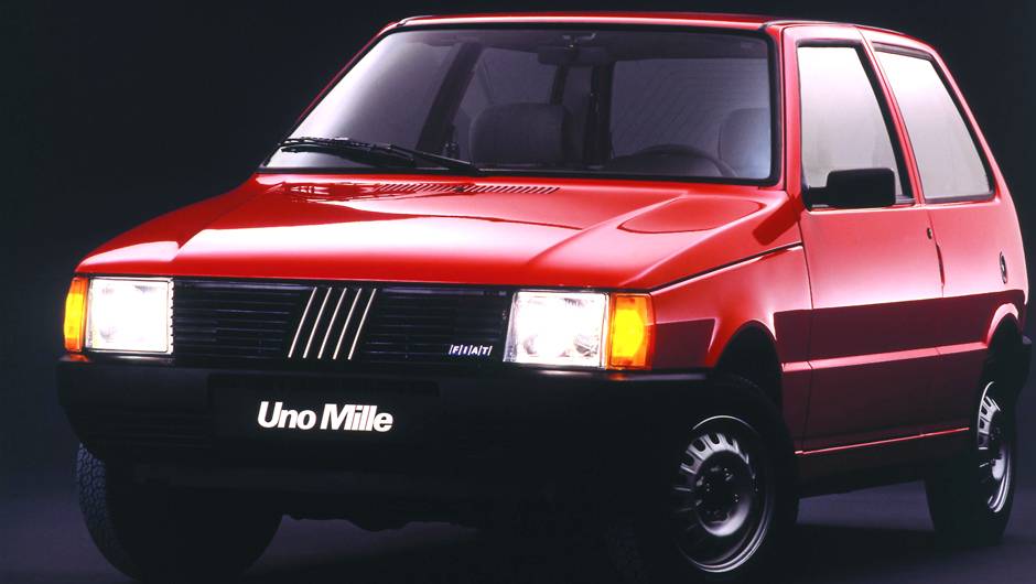 1990 - Com motor de 994,4 cm e acabamento espartano, o Uno Mille se torna fen&ocirc;meno de vendas ao se beneficiar do IPI reduzido para carros com motores de at&eacute; 1.0 litro