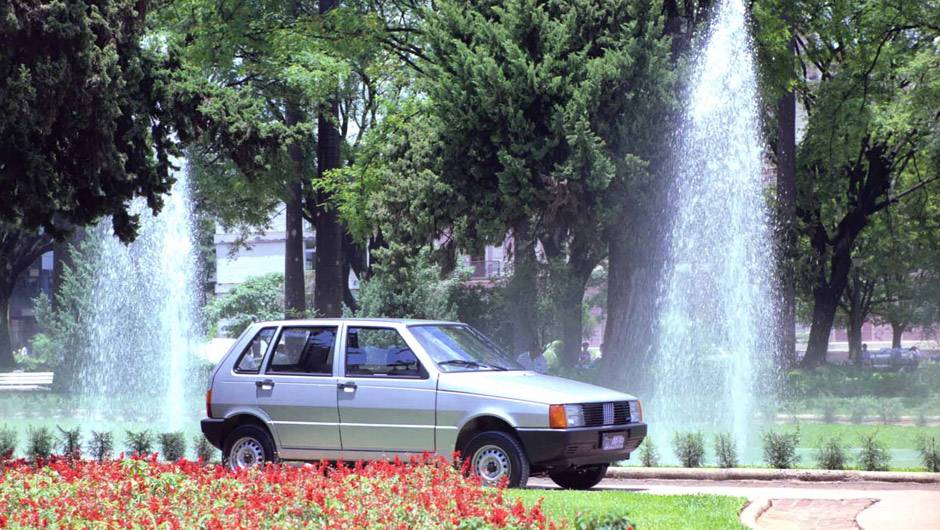 1992 - O Mille Electronic introduz igni&ccedil;&atilde;o eletr&ocirc;nica mapeada, que ajuda na efici&ecirc;ncia do motor, sem aumentar o consumo, e a vers&atilde;o de cinco portas do Uno