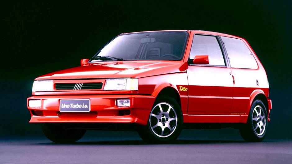1994 - Equipado com o primeiro motor turbinado de s&eacute;rie no Brasil (um 1.4 italiano de 116 cv), o Uno Turbo chega a 195 km/h.O Mille ELXtraz ar condicionado opcional, outro pioneirismo