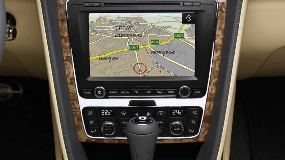 Tela multimídia touch exibe informações no console | <a href="https://quatrorodas.abril.com.br/carros/lancamentos/bentley-continental-gtc-637536.shtml" rel="migration">Leia mais</a>