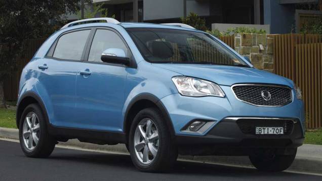 A linha do capô é alta, a grade do radiador tem seis pontos e os faróis são angulares | <a href="https://quatrorodas.abril.com.br/carros/lancamentos/ssangyong-korando-637990.shtml" rel="migration">Leia mais</a> A linha do capô é alta, a grade do radiador tem seis pontos e os faróis são angulares | <a href="https://quatrorodas.abril.com.br/carros/lancamentos/ssangyong-korando-637990.shtml" rel="migration">Leia mais</a>