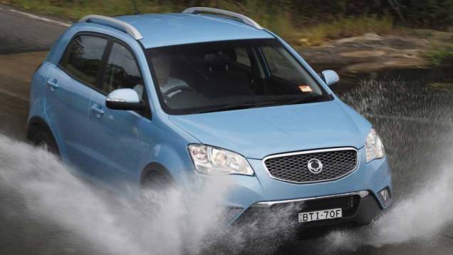 Os espelhos retrovisores contam com luzes indicativas em LED | <a href="https://quatrorodas.abril.com.br/carros/lancamentos/ssangyong-korando-637990.shtml" rel="migration">Leia mais</a> Os espelhos retrovisores contam com luzes indicativas em LED | <a href="https://quatrorodas.abril.com.br/carros/lancamentos/ssangyong-korando-637990.shtml" rel="migration">Leia mais</a>
