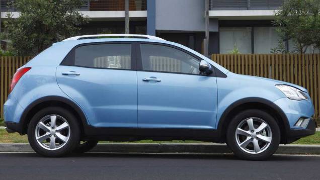 SUV está disponível no mercado brasileiro em cinco versões de acabamento | <a href="https://quatrorodas.abril.com.br/carros/lancamentos/ssangyong-korando-637990.shtml" rel="migration">Leia mais</a> SUV está disponível no mercado brasileiro em cinco versões de acabamento | <a href="https://quatrorodas.abril.com.br/carros/lancamentos/ssangyong-korando-637990.shtml" rel="migration">Leia mais</a>