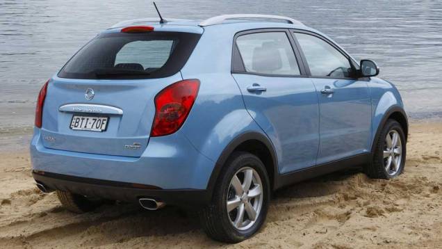 As lanternas possuem lentes embutidas | <a href="https://quatrorodas.abril.com.br/carros/lancamentos/ssangyong-korando-637990.shtml" rel="migration">Leia mais</a> As lanternas possuem lentes embutidas | <a href="https://quatrorodas.abril.com.br/carros/lancamentos/ssangyong-korando-637990.shtml" rel="migration">Leia mais</a>