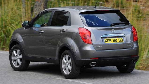 Sistema de escape tem ponteira dupla | <a href="https://quatrorodas.abril.com.br/carros/lancamentos/ssangyong-korando-637990.shtml" rel="migration">Leia mais</a> Sistema de escape tem ponteira dupla | <a href="https://quatrorodas.abril.com.br/carros/lancamentos/ssangyong-korando-637990.shtml" rel="migration">Leia mais</a>