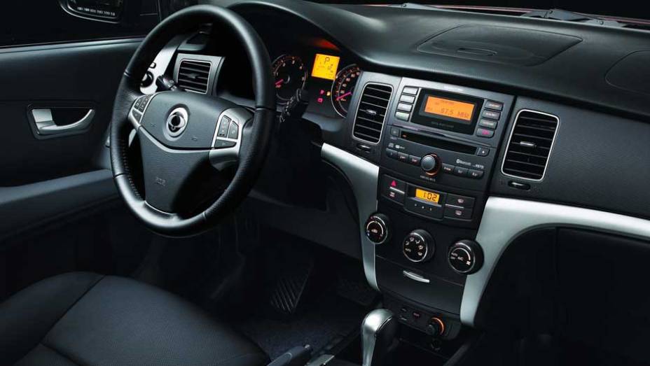 Korando vem de série com computador de bordo, kit multimídia, direção elétrica, piloto automático, entre outros | <a href="https://quatrorodas.abril.com.br/carros/lancamentos/ssangyong-korando-637990.shtml" rel="migration">Leia mais</a>