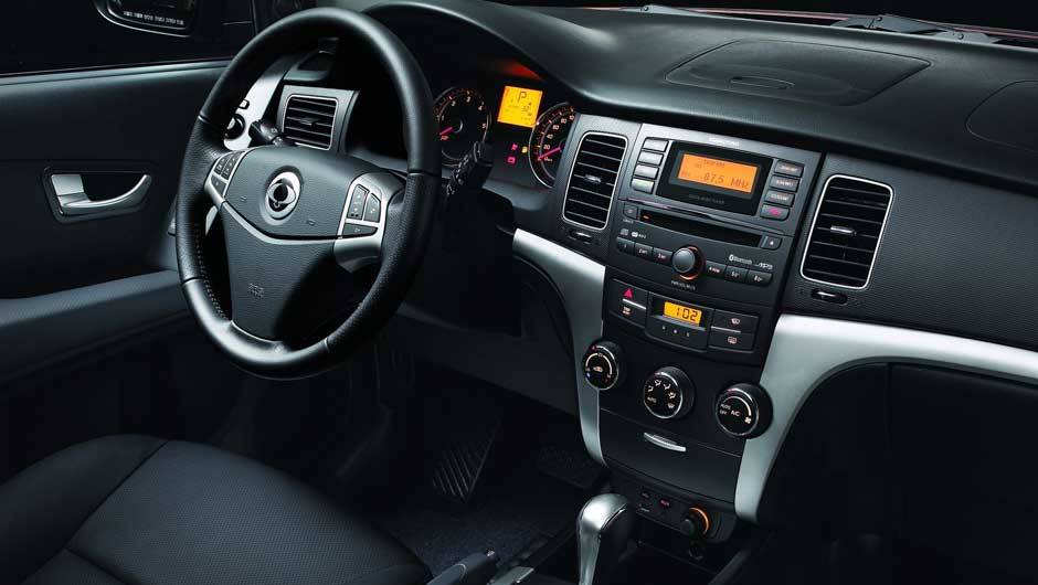Korando vem de s&eacute;rie com computador de bordo, kit multim&iacute;dia, dire&ccedil;&atilde;o el&eacute;trica, piloto autom&aacute;tico, entre outros | <a href="https://quatrorodas.abril.com.br/carros/lancamentos/ssangyong-korando-637990.shtml" rel="migration">Leia mais</a>