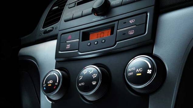 Ar-condicionado é automático | <a href="https://quatrorodas.abril.com.br/carros/lancamentos/ssangyong-korando-637990.shtml" rel="migration">Leia mais</a> Ar-condicionado é automático | <a href="https://quatrorodas.abril.com.br/carros/lancamentos/ssangyong-korando-637990.shtml" rel="migration">Leia mais</a>