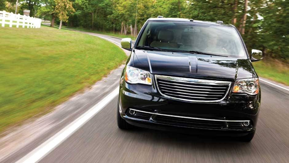 Minivan oferece espa&ccedil;o de sobra para sete passageiros | <a href="https://quatrorodas.abril.com.br/carros/lancamentos/chrysler-town-country-638453.shtml" rel="migration">Leia mais</a>