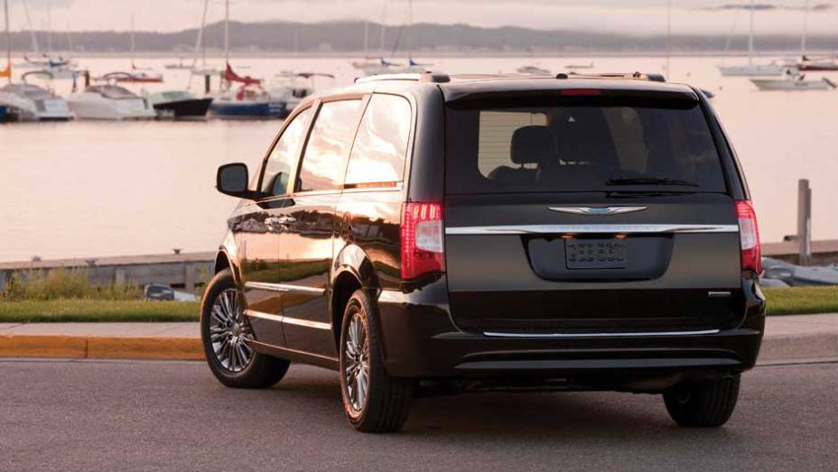 O modelo tem 5,15 metros de comprimento e 3,07 metros de distância entre-eixos | <a href="https://quatrorodas.abril.com.br/carros/lancamentos/chrysler-town-country-638453.shtml" rel="migration">Leia mais</a>