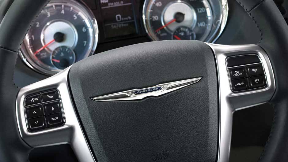 Poucas minivans t&ecirc;m tanta eletr&ocirc;nica embarcada quanto este Chrysler | <a href="https://quatrorodas.abril.com.br/carros/lancamentos/chrysler-town-country-638453.shtml" rel="migration">Leia mais</a>