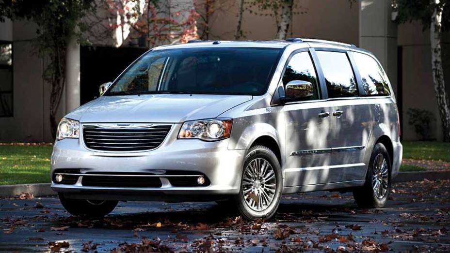 Ela é equipada com o motor Pentastar 3.6 V6 de 24 válvulas | <a href="https://quatrorodas.abril.com.br/carros/lancamentos/chrysler-town-country-638453.shtml" rel="migration">Leia mais</a>