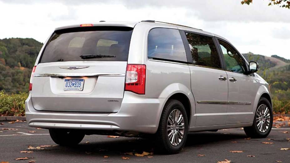 A minivan tem 1,72 metro de altura e 1,99 metro de largura | <a href="https://quatrorodas.abril.com.br/carros/lancamentos/chrysler-town-country-638453.shtml" rel="migration">Leia mais</a>