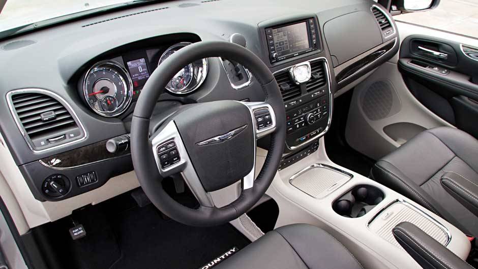 A transmiss&atilde;o &eacute; autom&aacute;tica de seis velocidades eoferece a possibilidade de trocas de marcha sequenciais | <a href="https://quatrorodas.abril.com.br/carros/lancamentos/chrysler-town-country-638453.shtml" rel="migration">Leia mais</a>