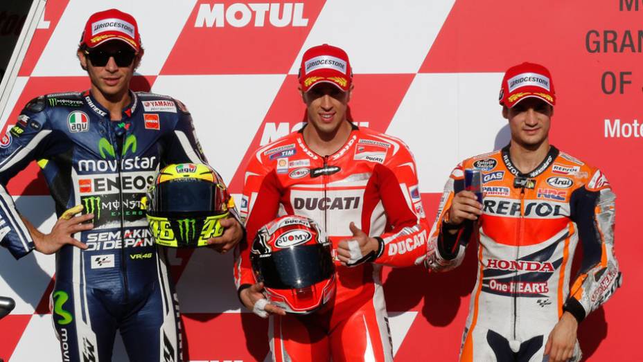 Andrea Dovizioso, Valentino Rossi e Dani Pedrosa, largam na primeira fila do GP de Motegi. | <a href="https://quatrorodas.abril.com.br/moto/noticias/motogp-dovizioso-conquista-pole-japao-805545.shtml" rel="migration">Leia mais</a>