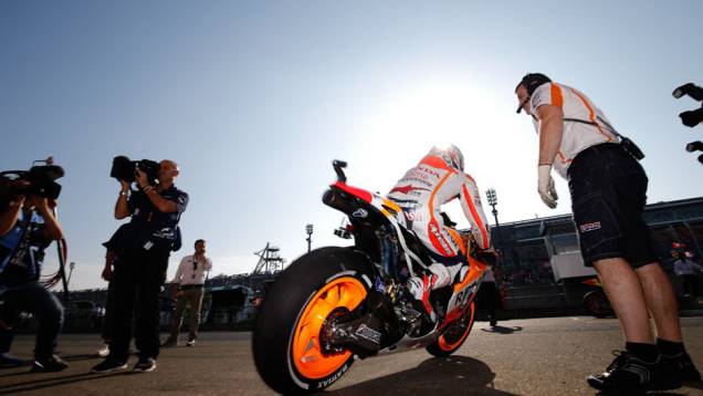 Mesmo caindo, Pedrosa terminou em terceiro. | <a href="https://quatrorodas.abril.com.br/moto/noticias/motogp-dovizioso-conquista-pole-japao-805545.shtml" rel="migration">Leia mais</a>