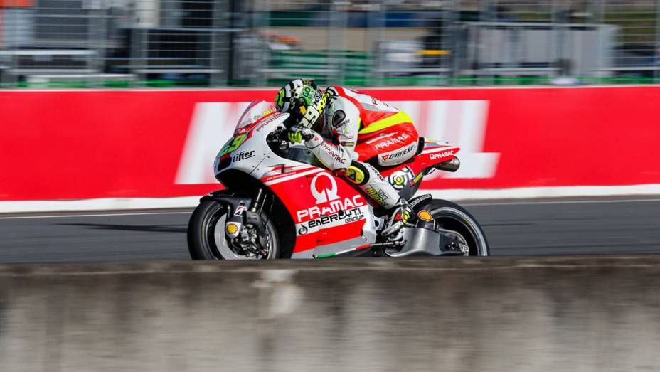 Iannone, da Ducati, completa a segunda fila. | <a href="https://quatrorodas.abril.com.br/moto/noticias/motogp-dovizioso-conquista-pole-japao-805545.shtml" rel="migration">Leia mais</a>