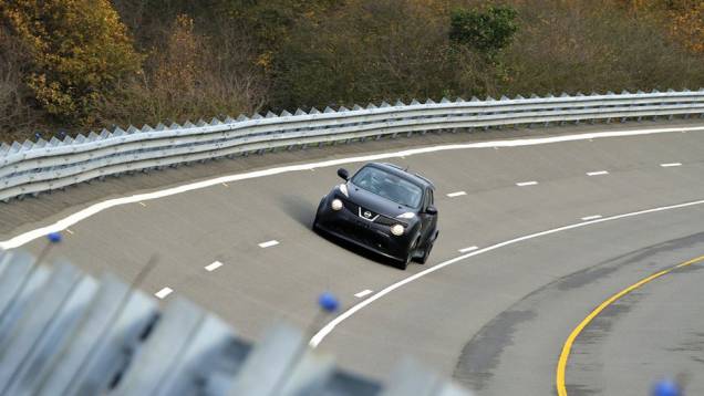 Segundo a Nissan, os testes servem para ajustar o Juke ao motor do GT-R | <a href="https://quatrorodas.abril.com.br/noticias/nissan-mostra-juke-r-concept-309534_p.shtml" rel="migration">Leia mais</a>