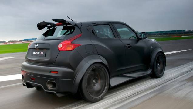 Para-lamas alargados, apêndices aerodinâmicos e rodas do GT-R: nem parece um Juke... | <a href="https://quatrorodas.abril.com.br/noticias/nissan-mostra-juke-r-concept-309534_p.shtml" rel="migration">Leia mais</a>