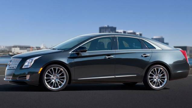 XTS conta com transmissão automática Hydra-Matic de seis velocidades | <a href="https://quatrorodas.abril.com.br/reportagens/salao/salao-de-losangeles-2011.shtml" rel="migration">Leia mais</a> XTS conta com transmissão automática Hydra-Matic de seis velocidades | <a href="https://quatrorodas.abril.com.br/reportagens/salao/salao-de-losangeles-2011.shtml" rel="migration">Leia mais</a>