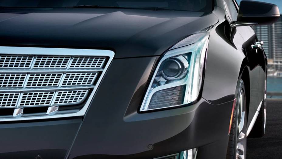 Versão topo de linha, XTS Platinum, contará com acabamento cromado e interior em couro Alcantara | <a href="https://quatrorodas.abril.com.br/reportagens/salao/salao-de-losangeles-2011.shtml" rel="migration">Leia mais</a>