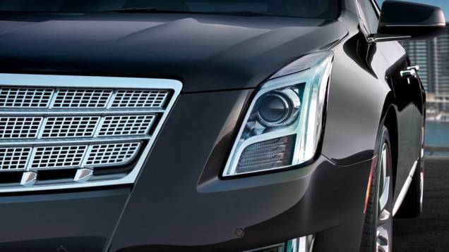 Versão topo de linha, XTS Platinum, contará com acabamento cromado e interior em couro Alcantara | <a href="https://quatrorodas.abril.com.br/reportagens/salao/salao-de-losangeles-2011.shtml" rel="migration">Leia mais</a> Versão topo de linha, XTS Platinum, contará com acabamento cromado e interior em couro Alcantara | <a href="https://quatrorodas.abril.com.br/reportagens/salao/salao-de-losangeles-2011.shtml" rel="migration">Leia mais</a>