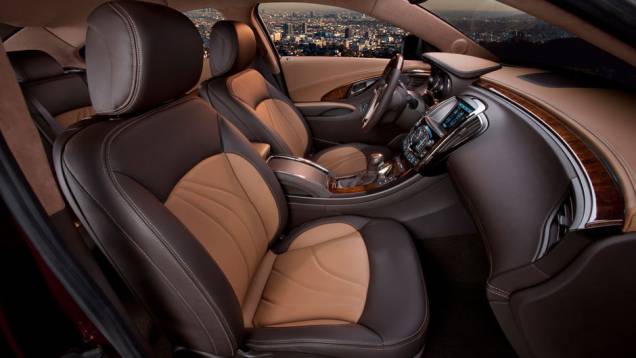 Modelo ganhou assentos em couro com costura no estilo francês | <a href="https://quatrorodas.abril.com.br/reportagens/salao/buick-lacrosse-gl-concept-646616.shtml" rel="migration">Leia mais</a> Modelo ganhou assentos em couro com costura no estilo francês | <a href="https://quatrorodas.abril.com.br/reportagens/salao/buick-lacrosse-gl-concept-646616.shtml" rel="migration">Leia mais</a>
