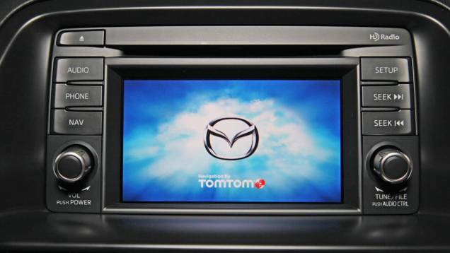 Painel de instrumentos conta com dispositivo touchscreen | <a href="https://quatrorodas.abril.com.br/reportagens/salao/mazda-cx-5-646622.shtml" rel="migration">Leia mais</a> Painel de instrumentos conta com dispositivo touchscreen | <a href="https://quatrorodas.abril.com.br/reportagens/salao/mazda-cx-5-646622.shtml" rel="migration">Leia mais</a>