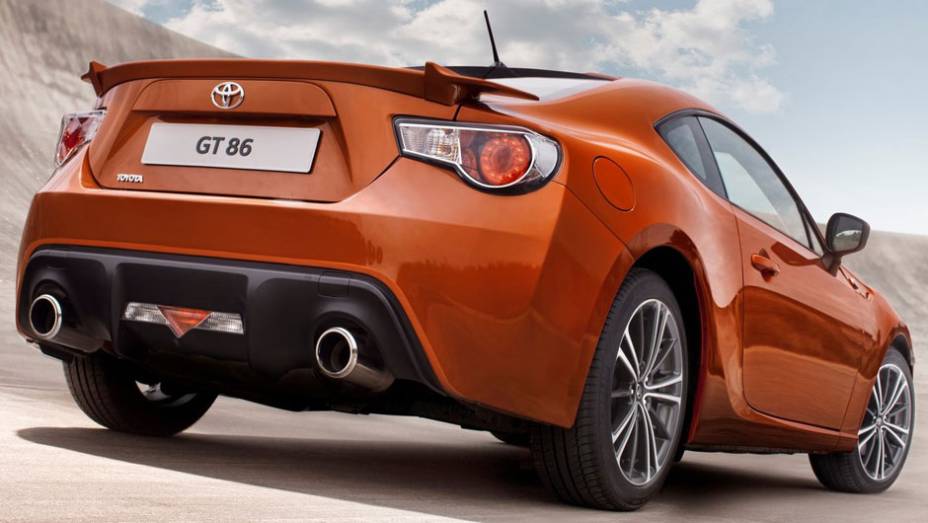 Duas saídas de escape e lanternas translúcidas: o GT 86 é um legítimo esportivo japonês | <a href="https://quatrorodas.abril.com.br/noticias/toyota-mostra-detalhes-gt-86-308379_p.shtml" rel="migration">Leia mais</a>