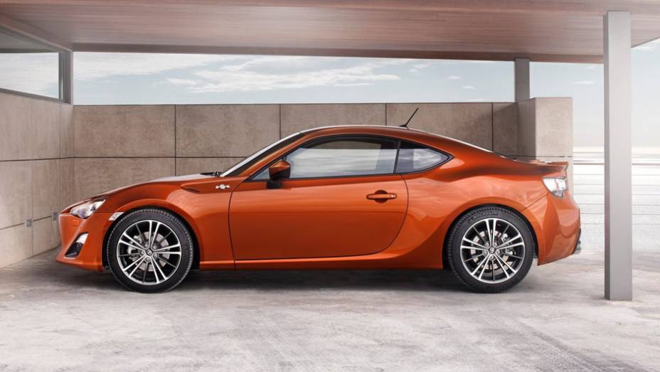 A linha do teto é um dos destaques de estilo do GT 86 | <a href="https://quatrorodas.abril.com.br/noticias/toyota-mostra-detalhes-gt-86-308379_p.shtml" rel="migration">Leia mais</a>