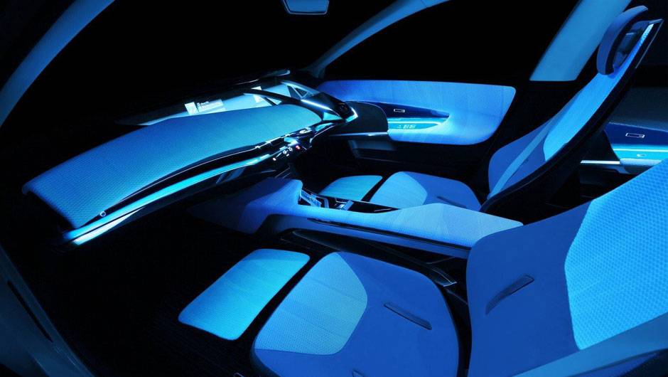 ... e de noite fica ainda mais iluminada | <a href="https://quatrorodas.abril.com.br/reportagens/salao/honda-ac-x-647919.shtml" rel="migration">Leia mais</a>