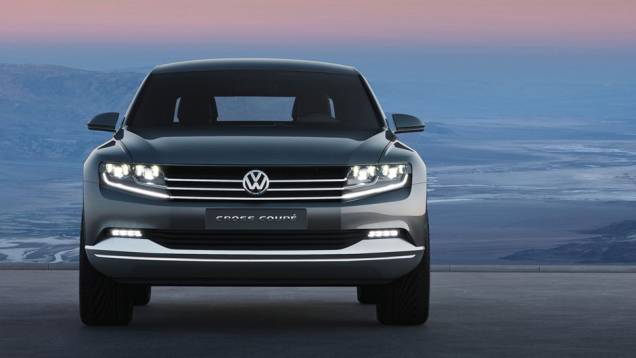 Tendência da indústria, os LEDs marcam presença no VW | <a href="https://quatrorodas.abril.com.br/reportagens/salao/volkswagen-cross-coupe-647907.shtml" rel="migration">Leia mais</a>
