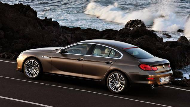A linha de cintura é marcada por um vinco que corta toda a lateral | <a href="https://quatrorodas.abril.com.br/saloes/genebra/2012/bmw-serie-g-gran-coupe-678484.shtml" rel="migration">Leia mais</a> A linha de cintura é marcada por um vinco que corta toda a lateral | <a href="https://quatrorodas.abril.com.br/saloes/genebra/2012/bmw-serie-g-gran-coupe-678484.shtml" rel="migration">Leia mais</a>