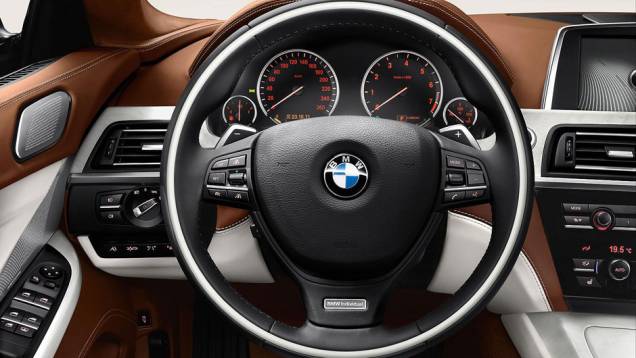 O acabamento de luxo pode receber a personalização da divisão BMW Individual | <a href="https://quatrorodas.abril.com.br/saloes/genebra/2012/bmw-serie-g-gran-coupe-678484.shtml" rel="migration">Leia mais</a>