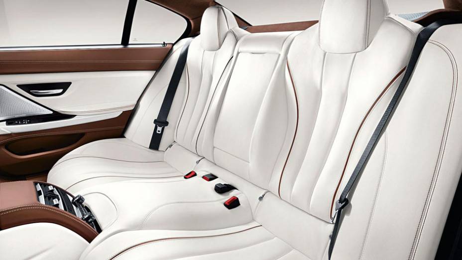 O Série 6 Gran Coupe é grande, mas leva só quatro pessoas. Com muito conforto, claro | <a href="https://quatrorodas.abril.com.br/saloes/genebra/2012/bmw-serie-g-gran-coupe-678484.shtml" rel="migration">Leia mais</a>