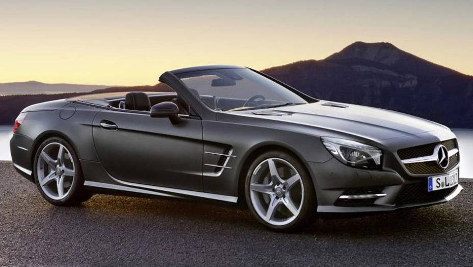 O longo capô tem duas saídas de ventilação com função prática e vincos proeminentes | <a href="https://quatrorodas.abril.com.br/carros/lancamentos/mercedes-benz-sl-652125.shtml" rel="migration">Leia mais</a>