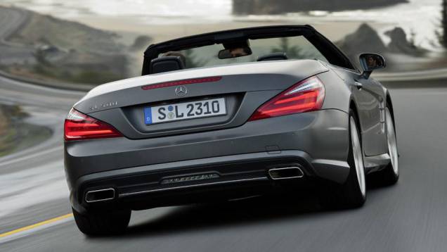 Na traseira, destaque para as lanternas com LEDs e a saída dupla de escapamento | <a href="https://quatrorodas.abril.com.br/carros/lancamentos/mercedes-benz-sl-652125.shtml" rel="migration">Leia mais</a> Na traseira, destaque para as lanternas com LEDs e a saída dupla de escapamento | <a href="https://quatrorodas.abril.com.br/carros/lancamentos/mercedes-benz-sl-652125.shtml" rel="migration">Leia mais</a>