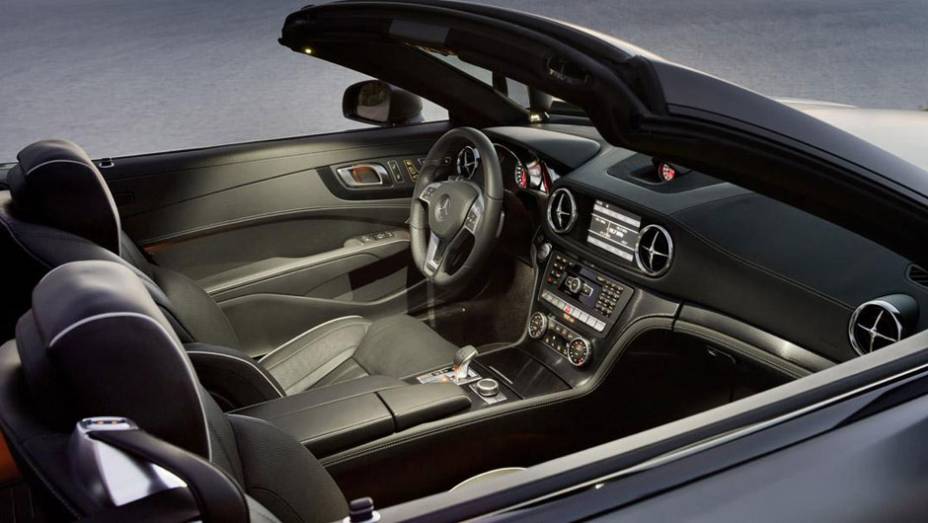 A inspiração no SLS também aparece no interior, que usa materiais nobres no acabamento... | <a href="https://quatrorodas.abril.com.br/carros/lancamentos/mercedes-benz-sl-652125.shtml" rel="migration">Leia mais</a>